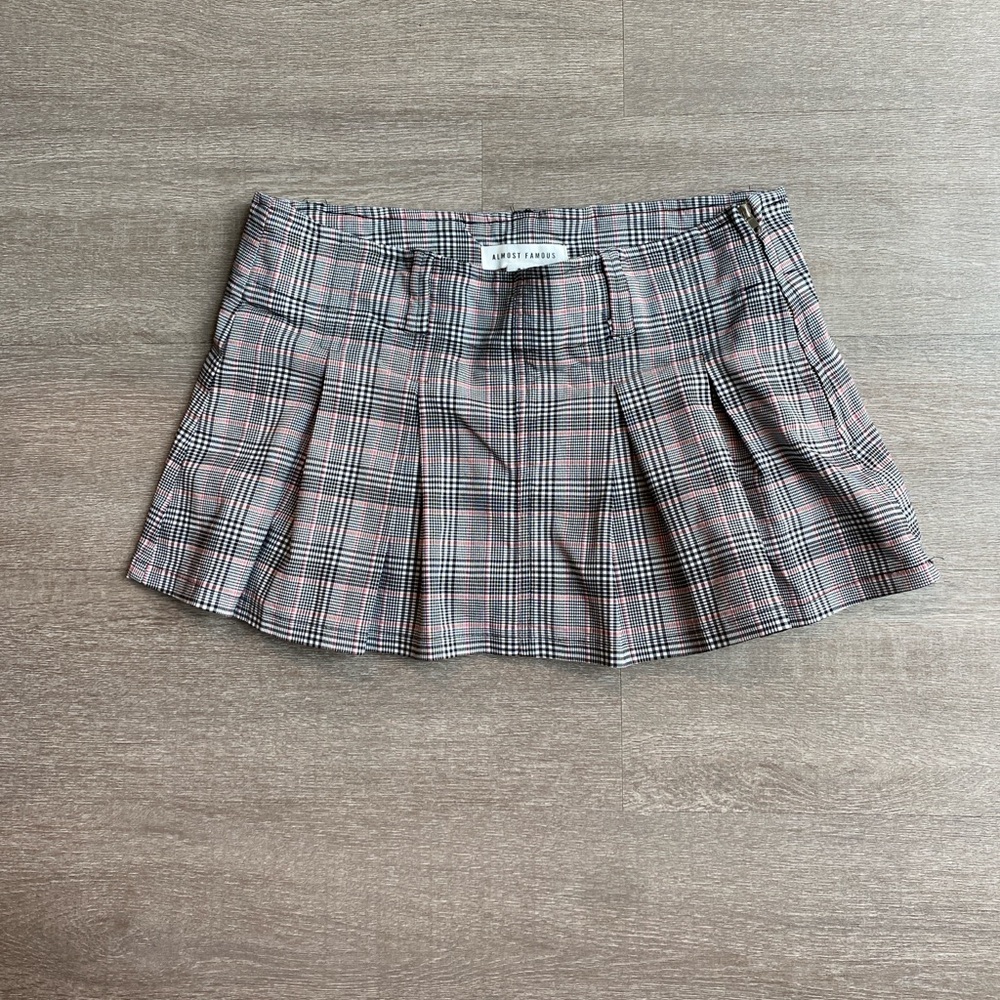 Medium Almost Famous Grey & Pink Striped Pleated Mini Skirt with Shorts Lining‎